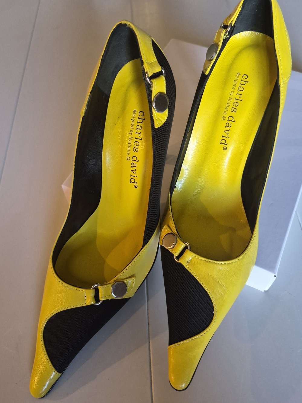 Size 7 B Charles David Yellow and Black Two-Tone Pointed-Toe Pumps with Buckle